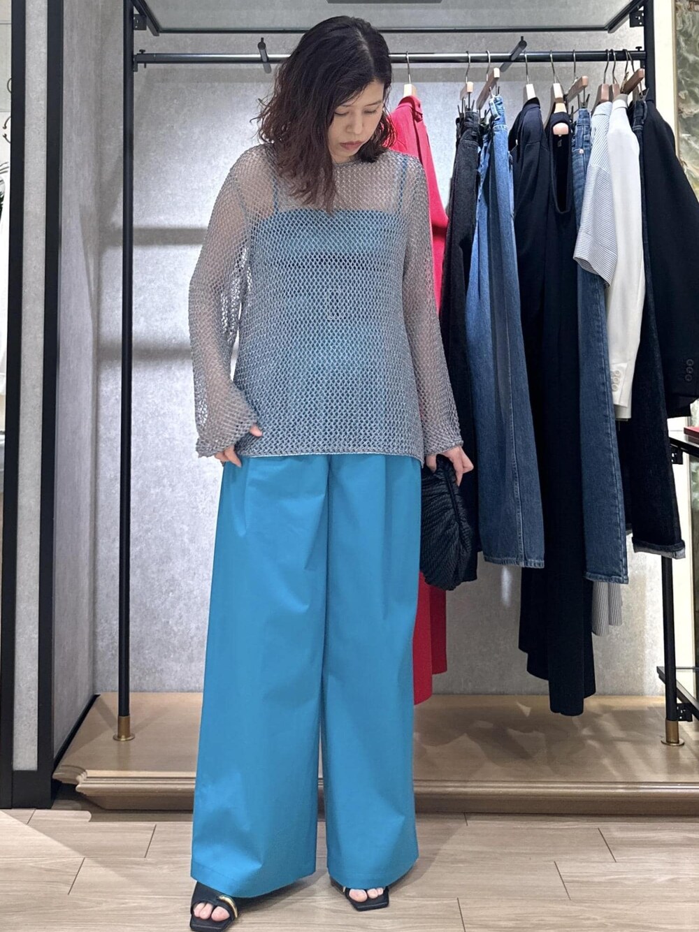 「初春コーデ、春コーデ、初夏コーデ、デートコーデ、旅行コーデ、推し活コーデ、女子会コーデ、レイヤード、パンツスタイル、ROPÉ、ナチュラル、イエベ秋、ノーマル、トップス、その他トップス」｜「ROPE'の【洗える】コットンサテンオールインワン（つなぎ/オールインワン、ブルー系）」を使った、Mさん（レディース・161cm）の春コーディネートの1枚目の写真