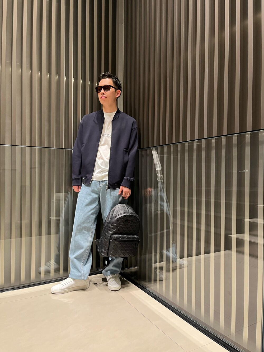 「夏コーデ、シンプルコーデ、大人カジュアル、シンプルスタイル、休日スタイル、EMPORIO ARMANI、エンポリオアルマーニ、バックパック、白Tシャツ、白スニーカー、サングラス、ロゴT、デニム、デニムパンツ、大人コーデ」｜「EMPORIO ARMANIの【エンポリオ アルマーニ】Tシャツ テンセル混紡ジャージー製 エンボスロゴ（Tシャツ/カットソー、ホワイト系）」を使った、HIRUさん（メンズ・173cm）の夏コーディネートの1枚目の写真