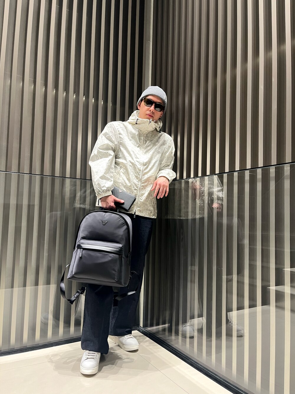 「ニット帽、サングラス、ブルゾン、デニム、スニーカー、バックパック、財布、エンポリオアルマーニ、EMPORIO ARMANI、armani、アルマーニ、メンズコーデ、春コーデ」｜「EMPORIO ARMANIの【エンポリオ アルマーニ】トラベルエッセンシャル ビーニー ウール（ニットキャップ/ビーニー、グレー系）」を使った、HIRUさん（メンズ・173cm）の冬コーディネートの1枚目の写真