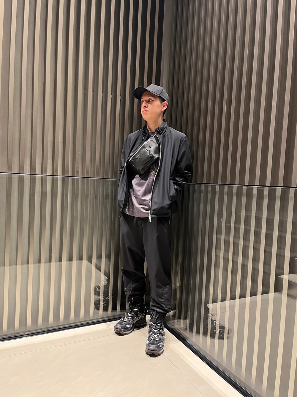 「カジュアルコーデ、メンズコーデ、春夏コーデ、エンポリオアルマーニ、EMPORIO ARMANI、キャップ、スニーカー、ボディバッグ、黒」｜「EMPORIO ARMANIのアイテム（パンツ、ブラック系）」を使った、HIRUさん（メンズ・173cm）の春コーディネートの1枚目の写真