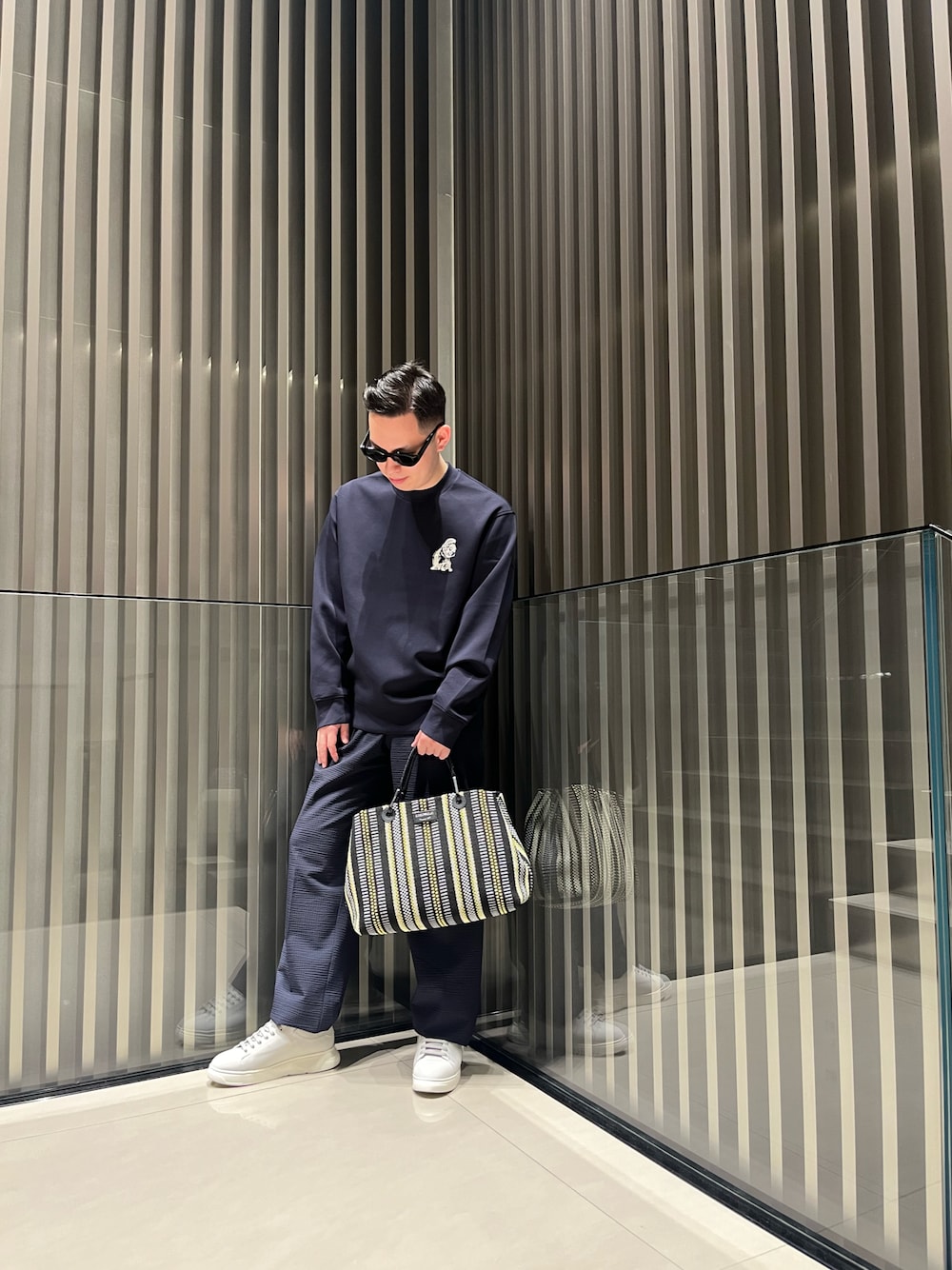 「シンプルコーデ、夏コーデ、エンポリオアルマーニ、EMPORIO ARMANI、アルマーニ、ネイビー、シアサッカー、犬、トートバッグ、サングラス、大人カジュアル、スニーカー、メンズファッション、休日スタイル」｜「EMPORIO ARMANIの【エンポリオ アルマーニ】MyEA トートバッグ バスケット織り ミディアム（トートバッグ、ブラック系）」を使った、HIRUさん（メンズ・173cm）の夏コーディネートの1枚目の写真