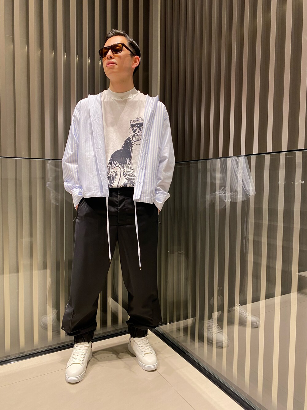 「エンポリオアルマーニ、EMPORIO ARMANI、Tシャツ、スニーカー、サングラス、夏、白スニーカー、カジュアルコーデ」｜「EMPORIO ARMANIのアイテム（パンツ、ブラック系）」を使った、HIRUさん（メンズ・173cm）の春コーディネートの1枚目の写真
