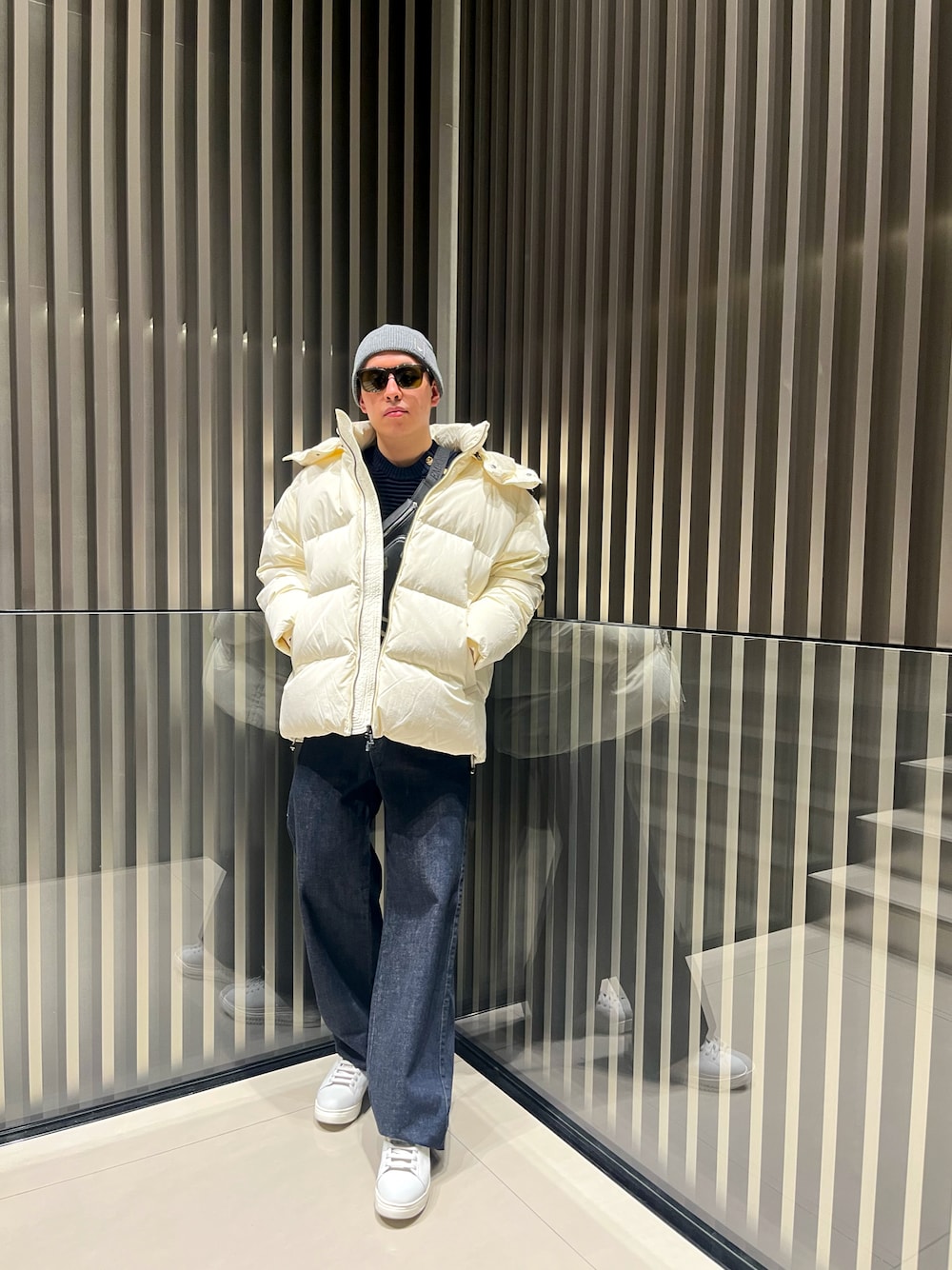 「EMPORIO ARMANI、エンポリオアルマーニ、メンズファッション、リラックススタイル、ダウンジャケット、冬アウター、大人カジュアル、シンプルコーデ、ニット帽、ニット、デニム、スニーカー」｜「EMPORIO ARMANIの【エンポリオ アルマーニ】トラベルエッセンシャル ビーニー ウール（ニットキャップ/ビーニー、グレー系）」を使った、HIRUさん（メンズ・173cm）の冬コーディネートの1枚目の写真