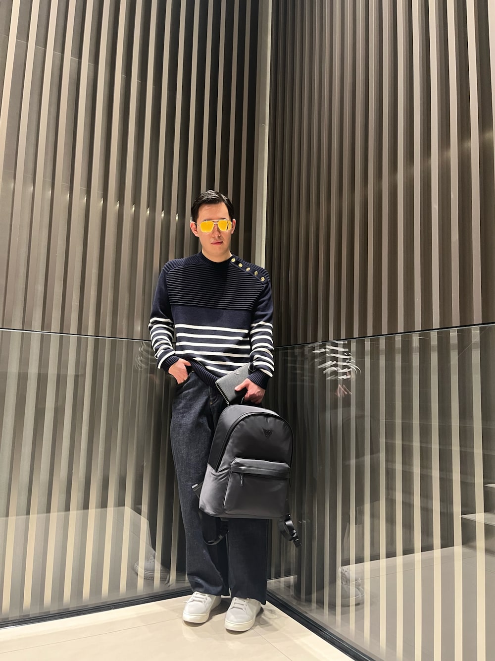 「EMPORIO ARMANI、エンポリオアルマーニ、アルマーニ、オトナカジュアル、秋冬コーデ、キレイめカジュアル、サングラス、ニット、デニム、スニーカー、バックパック、財布、メンズコーデ」｜「EMPORIO ARMANIの【エンポリオ アルマーニ】セーター バージンウール混紡 ボタン付きショルダー＆コントラストストライプ（ニット/セーター、ブルー系）」を使った、HIRUさん（メンズ・173cm）の冬コーディネートの1枚目の写真