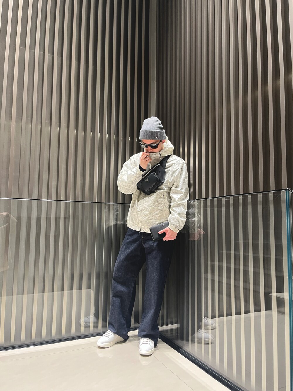 「EMPORIO ARMANI、armani、エンポリオアルマーニ、春コーデ、ニット帽、サングラス、デニム、カジュアル、カジュアルコーデ、ストリート、きれいめカジュアル、ブルゾン、休日スタイル、オトナカジュアル、リラックススタイル」｜「EMPORIO ARMANIの【エンポリオ アルマーニ】トラベルエッセンシャル ビーニー ウール（ニットキャップ/ビーニー、グレー系）」を使った、HIRUさん（メンズ・173cm）の冬コーディネートの1枚目の写真