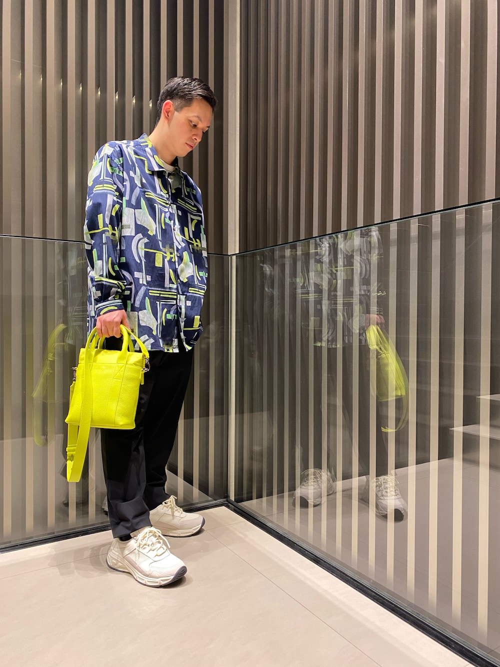 「メンズファッション、エンポリオアルマーニ、EMPORIO ARMANI、柄シャツ、ダッドスニーカー、トートバッグ」｜「EMPORIO ARMANIのアイテム（スニーカー、ホワイト系）」を使った、HIRUさん（メンズ・173cm）の春コーディネートの1枚目の写真