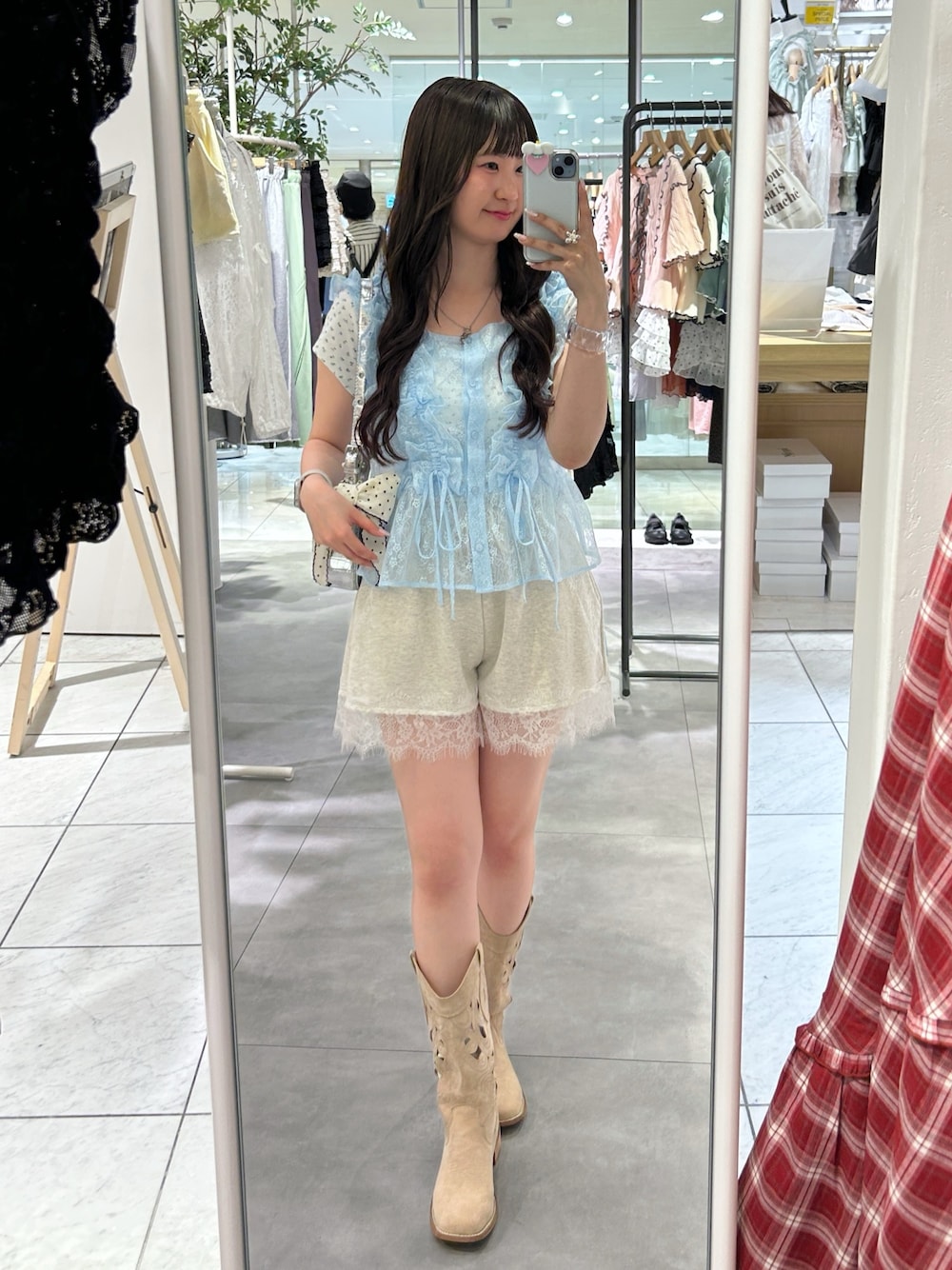 ブルー系のシャツ/ブラウス、ホワイト系のTシャツ/カットソー、ホワイト系のその他パンツを着用したレディースの夏コーディネートの1枚目の写真