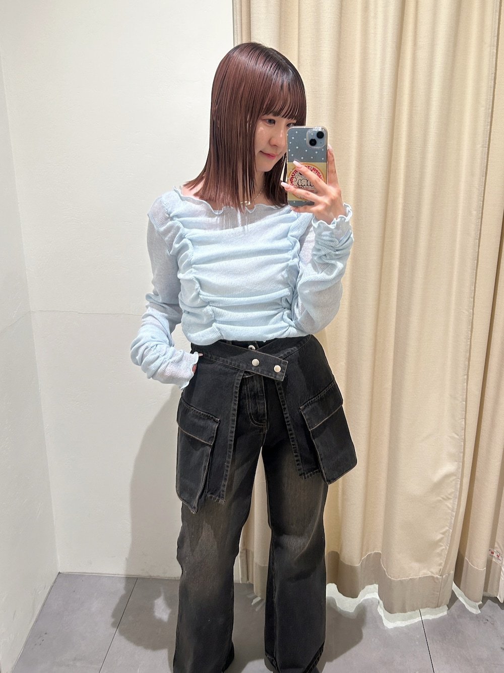 ブルー系のTシャツ/カットソー、ブラック系のデニムパンツを着用したレディースの春コーディネートの1枚目の写真