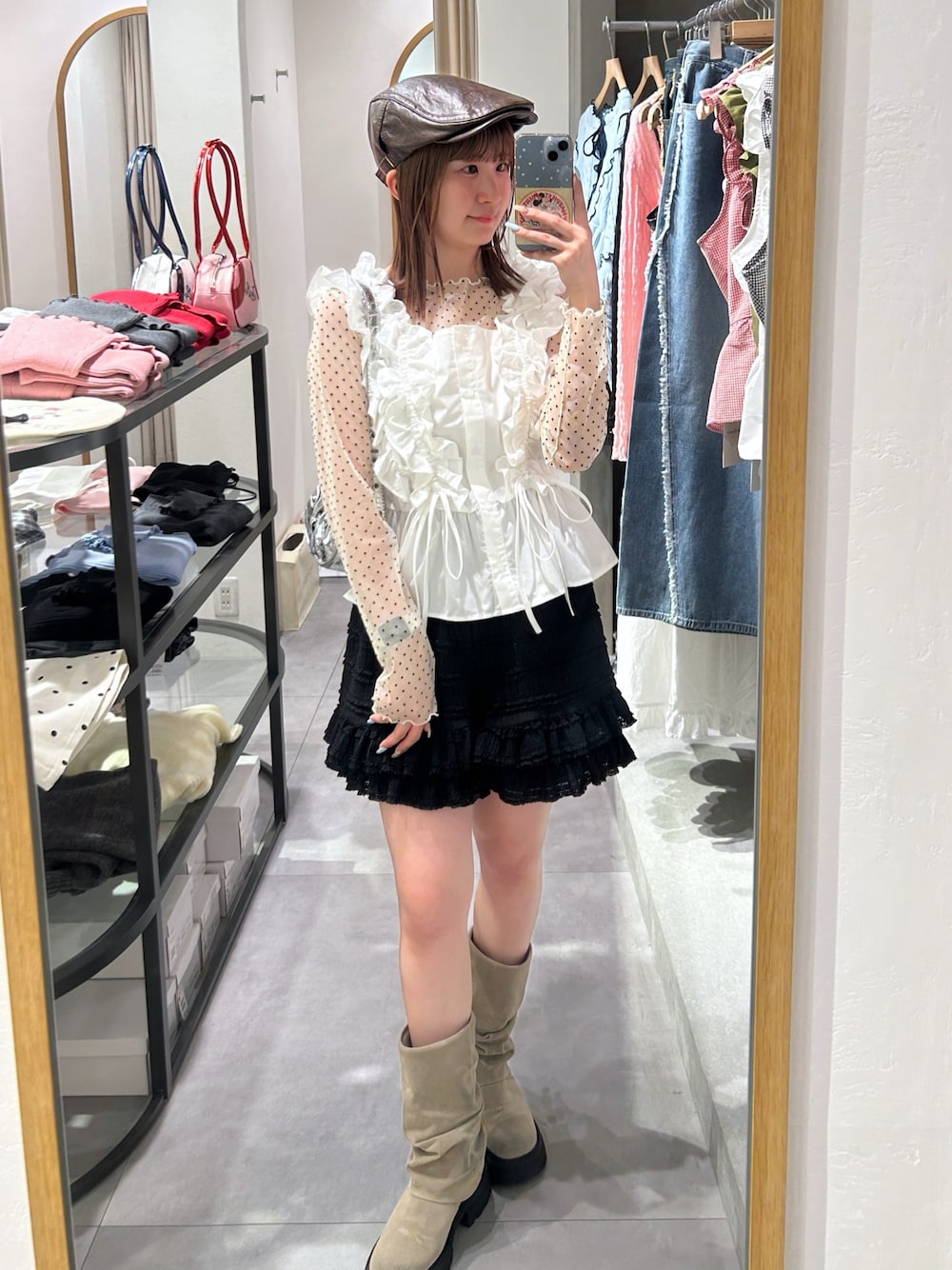 ホワイト系のシャツ/ブラウス、ホワイト系のTシャツ/カットソー、シルバー系のトートバッグを着用したレディースの春コーディネートの1枚目の写真