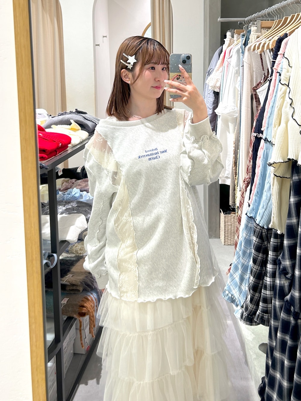 ホワイト系のTシャツ/カットソー、ホワイト系のジャンパースカートを着用したレディースの春コーディネートの1枚目の写真