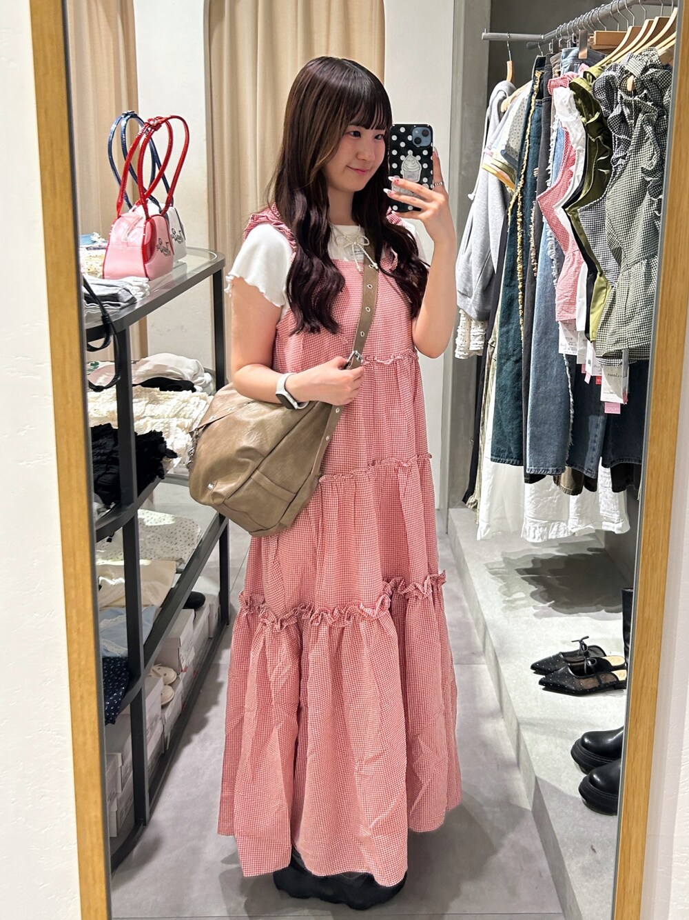 ブラウン系のトートバッグ、レッド系のワンピース、ホワイト系のTシャツ/カットソーを着用したレディースの夏コーディネートの1枚目の写真