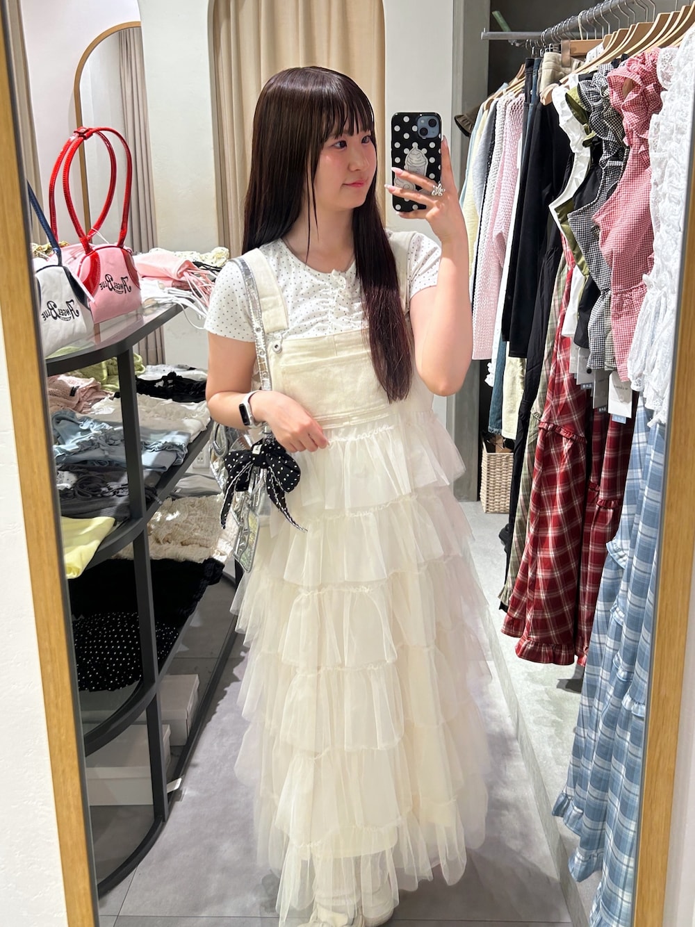 ホワイト系のTシャツ/カットソー、ホワイト系のジャンパースカート、シルバー系のトートバッグを着用したレディースの夏コーディネートの1枚目の写真