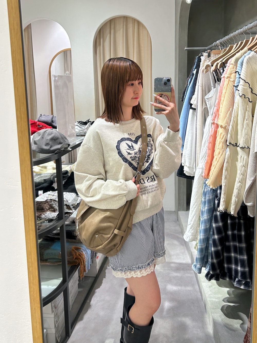 ホワイト系のTシャツ/カットソー、ブルー系のTシャツ/カットソー、ブラウン系のトートバッグを着用したレディースの春コーディネートの1枚目の写真