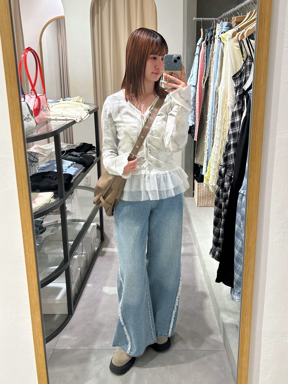 ホワイト系のTシャツ/カットソー、ホワイト系のキャミソール、ブラウン系のトートバッグを着用したレディースの春コーディネートの1枚目の写真