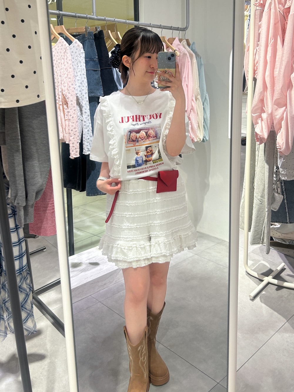 ホワイト系のTシャツ/カットソー、ホワイト系のその他パンツ、レッド系のベルトを着用したレディースの夏コーディネートの1枚目の写真