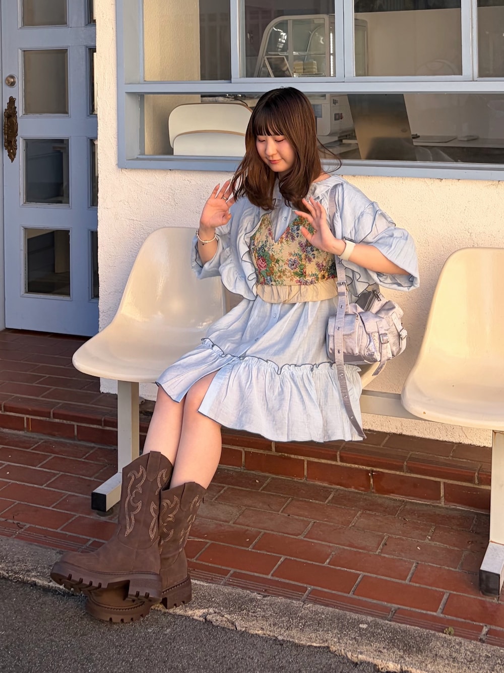 ベージュ系のその他トップス、ブルー系のシャツ/ブラウス、ブラウン系のブーツを着用したレディースの夏コーディネートの1枚目の写真