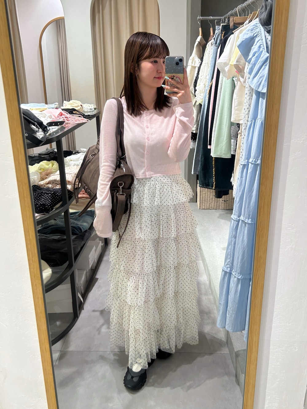 ピンク系のTシャツ/カットソー、ブラウン系のボストンバッグ、ホワイト系のスカートを着用したレディースの夏コーディネートの1枚目の写真