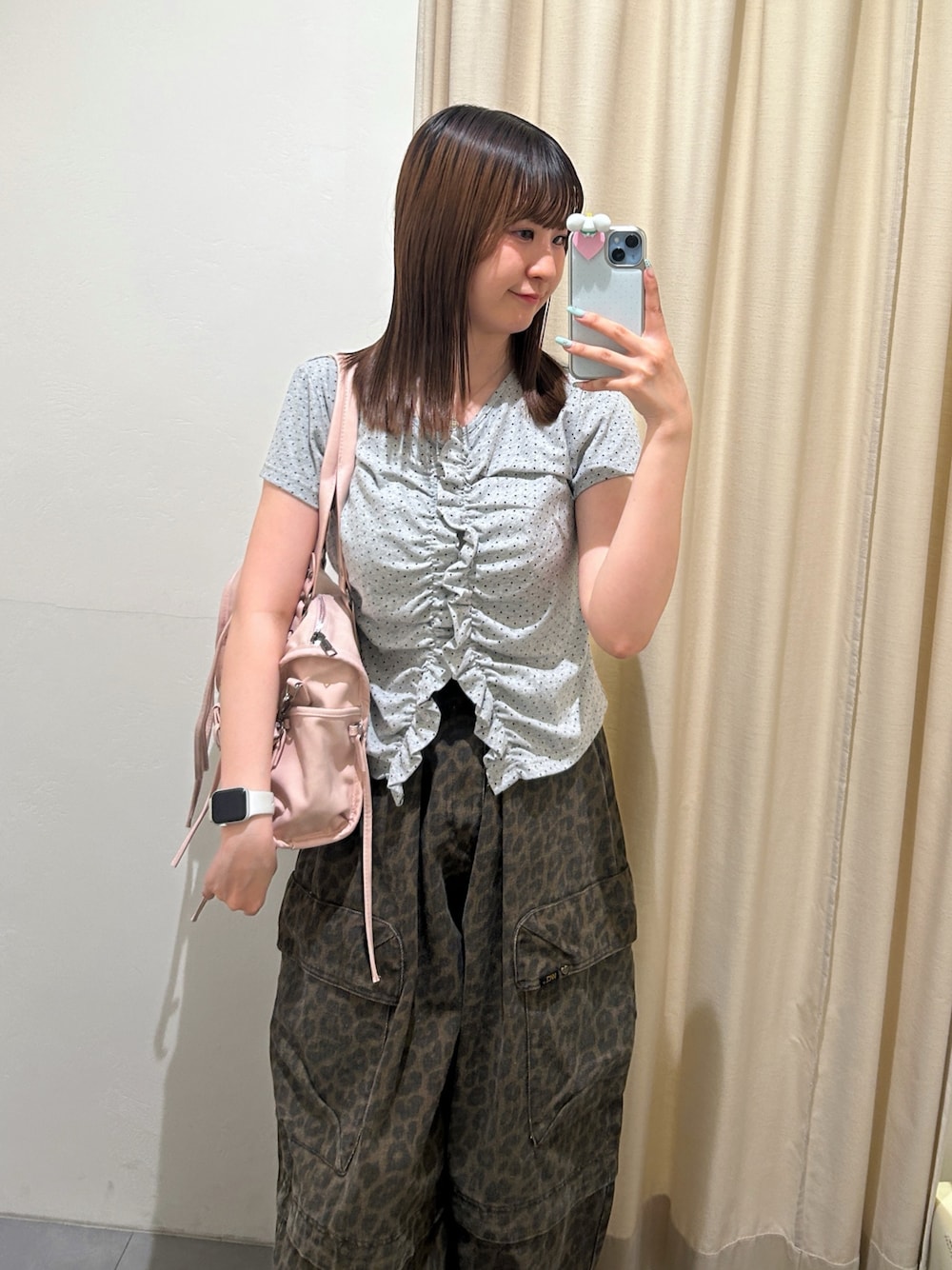 グレー系のTシャツ/カットソー、ピンク系のボストンバッグ、ブラウン系のその他パンツを着用したレディースの夏コーディネートの1枚目の写真