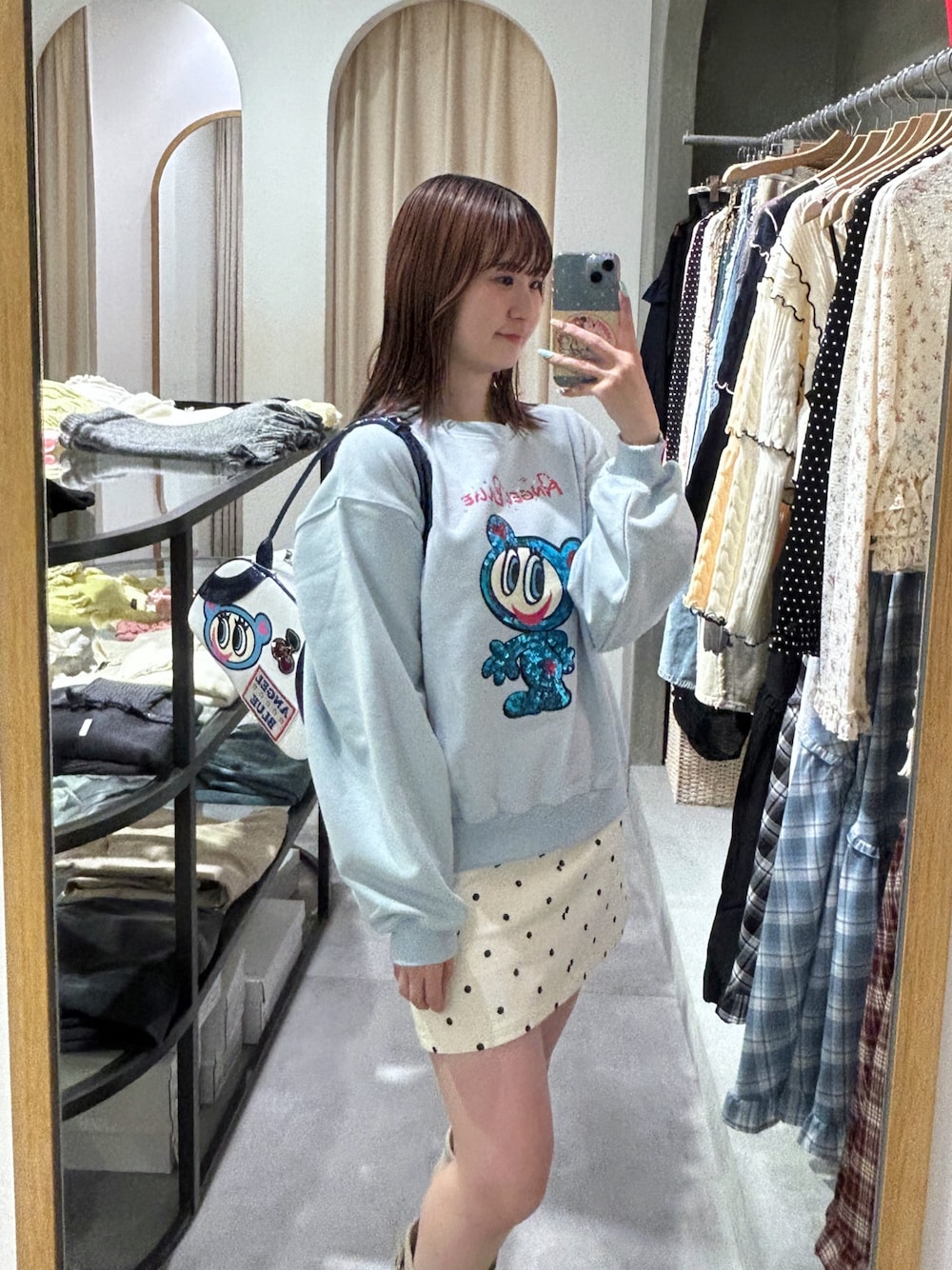 ブルー系のTシャツ/カットソー、ブルー系のボストンバッグ、ホワイト系のスカートを着用したレディースの春コーディネートの1枚目の写真