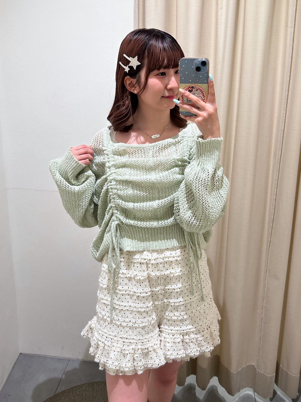 グリーン系のニット/セーター、ホワイト系のその他パンツを着用したレディースの春コーディネートの1枚目の写真