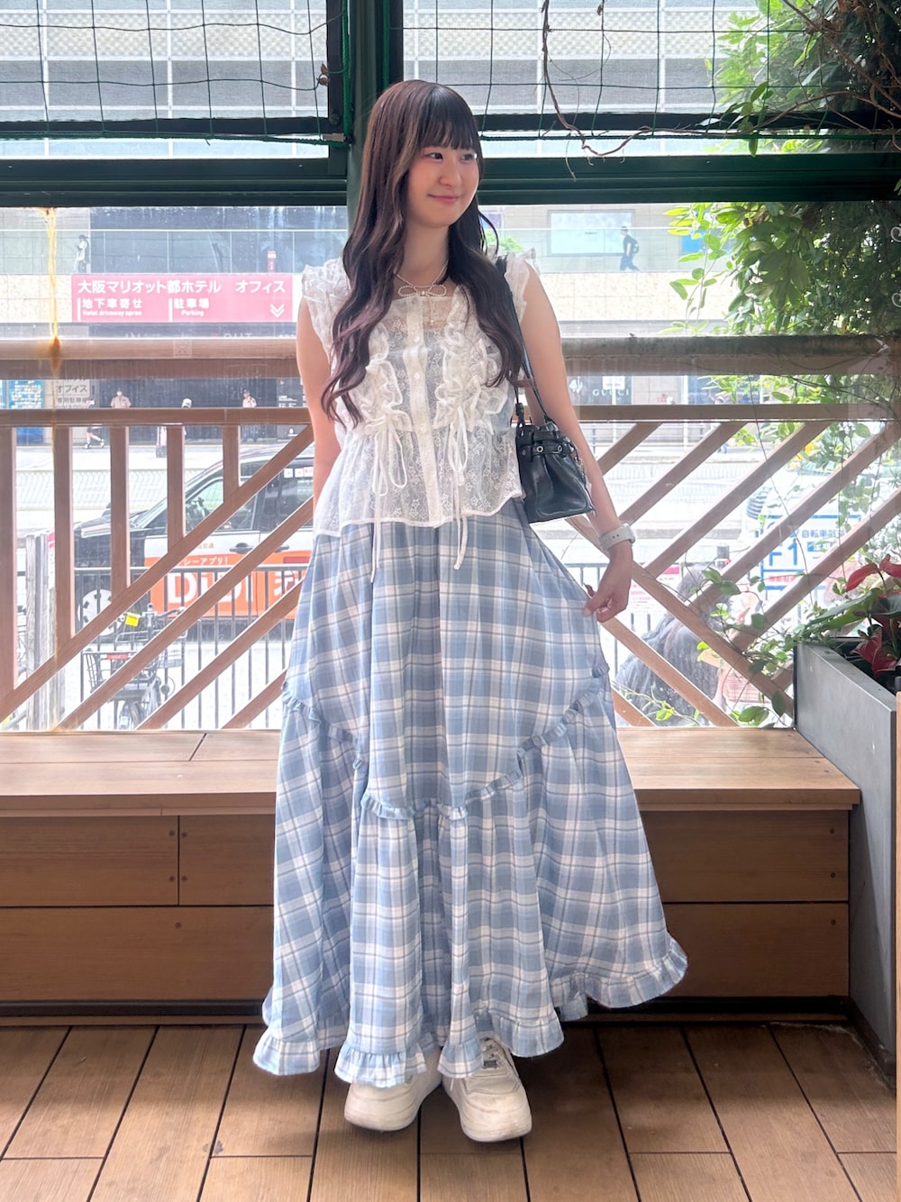 ホワイト系のシャツ/ブラウス、ブルー系のワンピース、ブラック系のトートバッグを着用したレディースの夏コーディネートの1枚目の写真