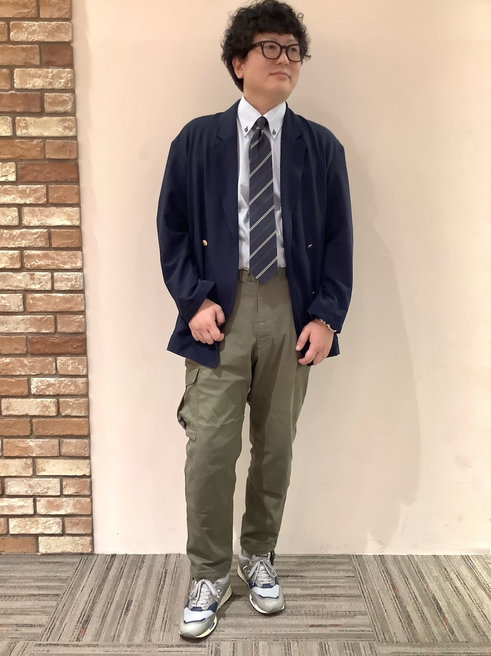 ブルー系のビジネスシャツを着用したメンズの秋コーディネートの1枚目の写真