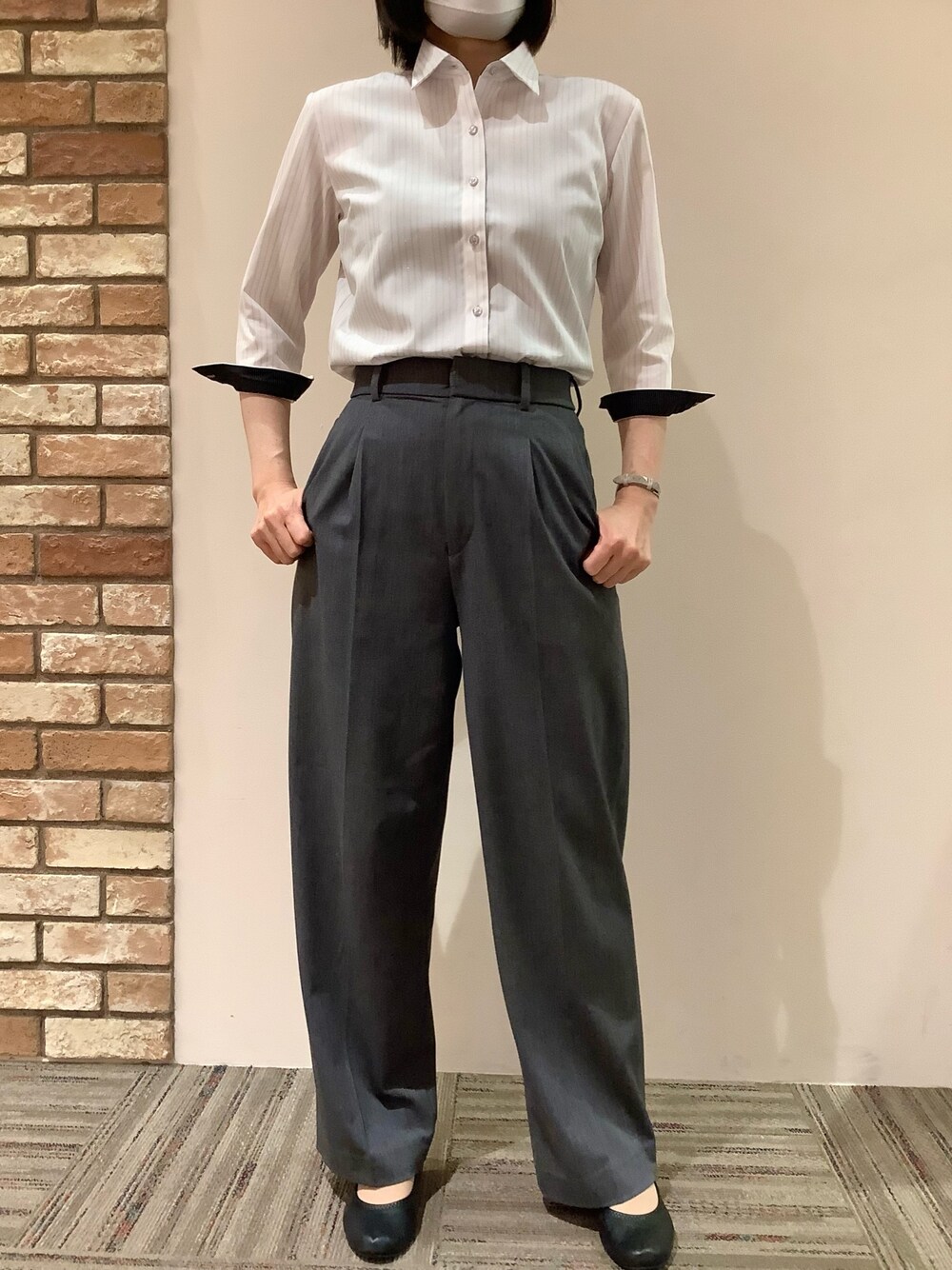 グレー系のビジネスシャツを着用したレディースの夏コーディネートの1枚目の写真