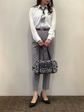 「TOKYO SHIRTS（トウキョウシャツ）のリング付き プリントスカーフ（バンダナ/スカーフ、ブラック系）」を使った、BRICK HOUSE by Tokyo Shirts 宮原ステラタウン店さん（レディース・166cm）の春コーディネート