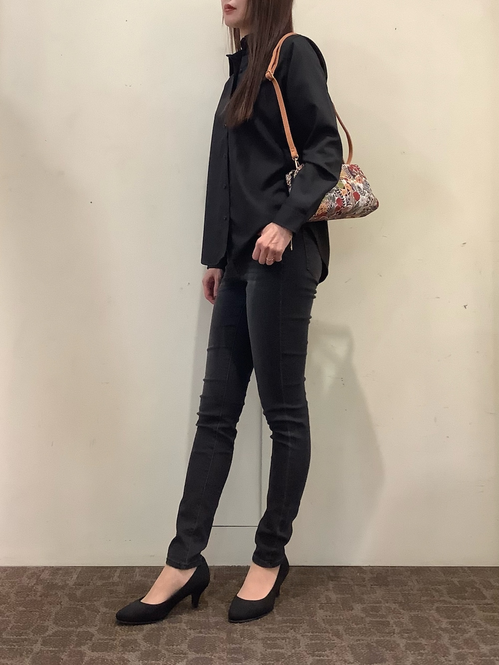 ブラック系のシャツ/ブラウス、ベージュ系のポーチを着用したレディースの冬コーディネートの1枚目の写真