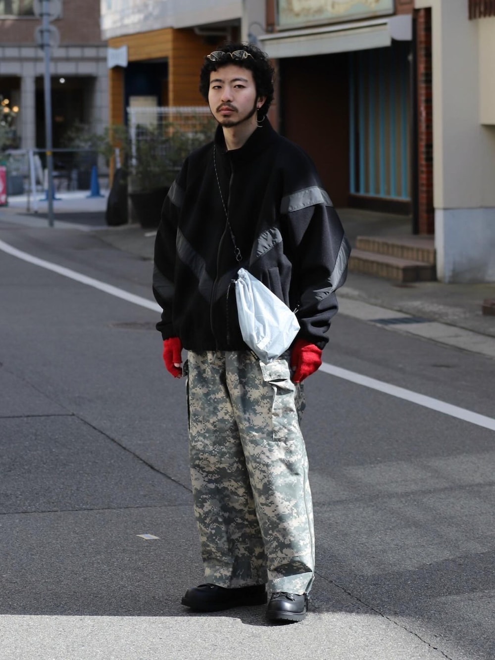 「N.HOOLYWOOD、カモフラパンツ、military、フリースジャケット、LANTIKI、leuchtfeuer、us army、乱痴気、トレーニングジャケット、b:together」｜「LEUCHTFEUERのGLOVES（手袋、レッド系）」を使った、乱痴気さん（メンズ・166cm）の冬コーディネートの1枚目の写真