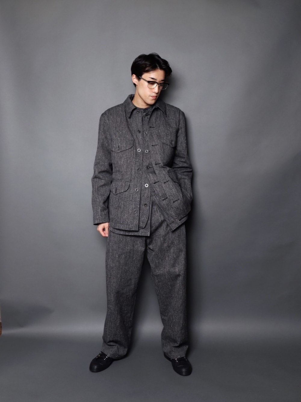 「スニーカー、セットアップ、military、ハイカットスニーカー、LANTIKI、乱痴気、gorschthemerrycoachman、gorsch」｜「乱痴気の【Military】Czech Sneaker（スニーカー、ブラック系）」を使った、乱痴気さん（メンズ・175cm）の秋コーディネートの1枚目の写真
