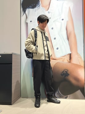「ARMANI EXCHANGE（アルマーニエクスチェンジ）のアイテム（トップス、グレー系）」を使った、Riさん（メンズ・175cm）の春コーディネート
