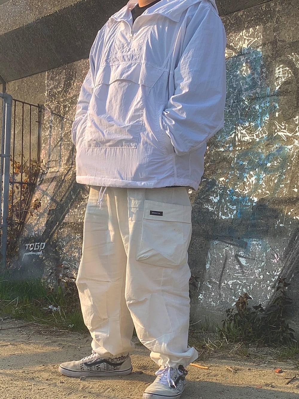 「ストリート、ホワイトコーデ、古着、GU、VANS、カーゴパンツ、ootd」｜「GUのアイテム（ジャケット/アウター、ホワイト系）」を使った、こうじさん（メンズ・171cm）の夏コーディネートの1枚目の写真