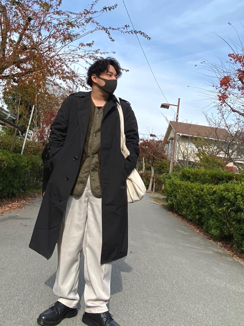「未来のWEARISTAプロジェクト、メンズコーデ、きれいめカジュアル、ミリタリー、ootd、秋冬コーデ、お洒落さんとつながりたい、ロングコート、冬のコーデ、キレイめ、プチプラ、プチプラコーデ、低身長コーデ」｜「古着屋のアイテム（トレンチコート、ブラック系）」を使った、こうじさん（メンズ・171cm）の冬コーディネートの1枚目の写真