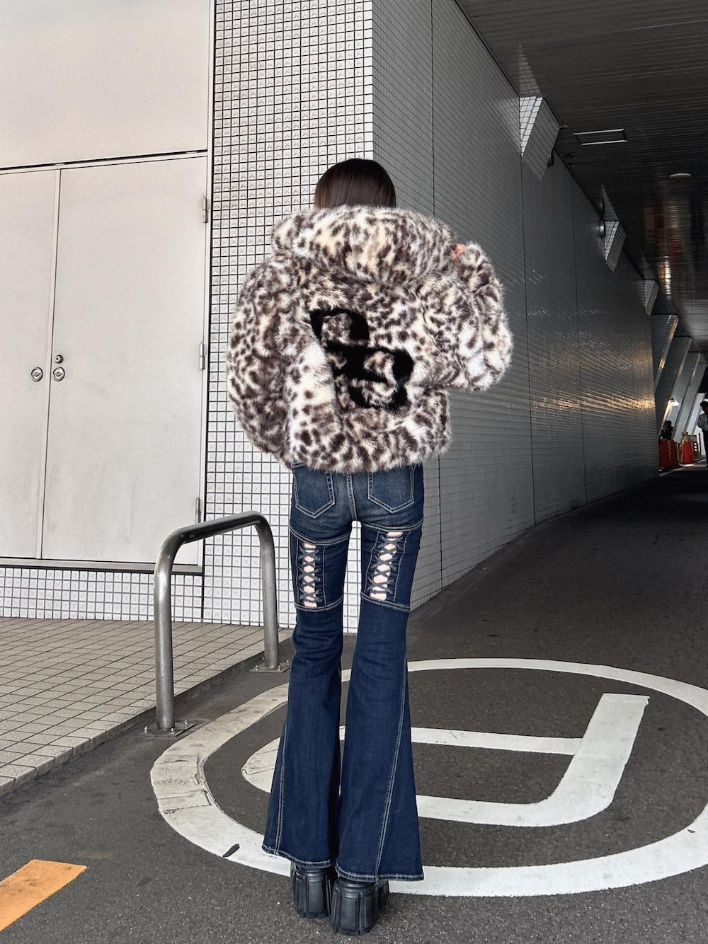 その他のブルゾン、ブルー系のデニムパンツ、ブラック系のブーツを着用したレディースの秋コーディネートの1枚目の写真