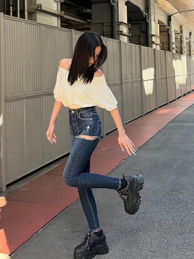 「GYDA（ジェイダ）のミドルウエストSIDE RIPPEDスキニーデニムパンツ（デニムパンツ、ブルー系）」を使った、miiaさん（レディース・160cm）の春コーディネート