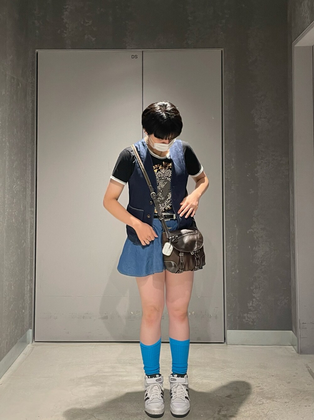 「古着のアイテム（ベスト、ブルー系）」を使った、lyreumさん（レディース・167cm）の夏コーディネートの1枚目の写真