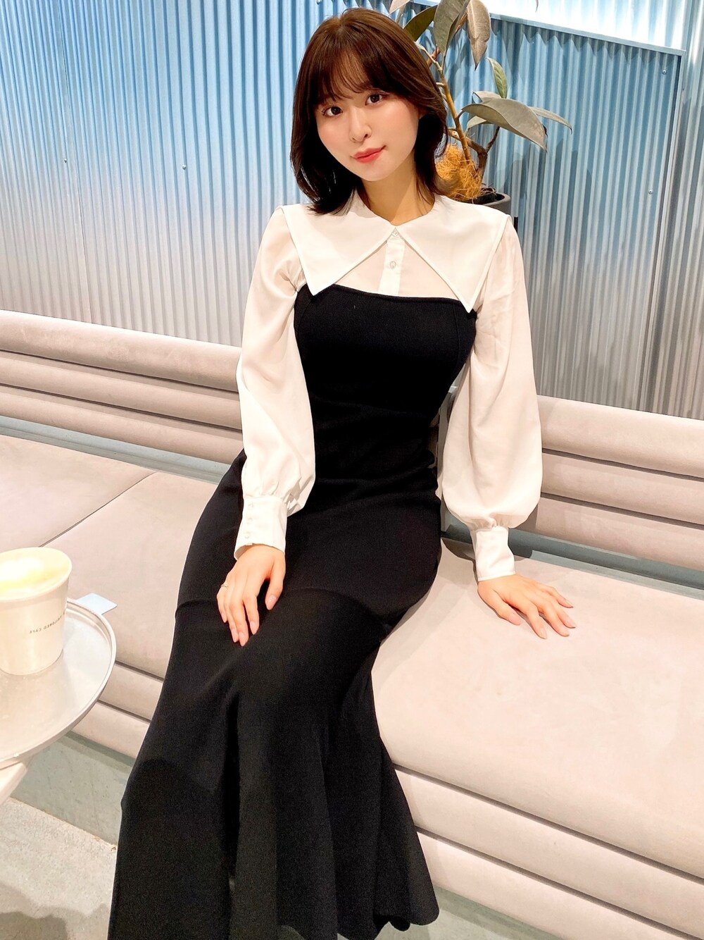 「マーメイドワンピース、ドッキングワンピ、レイヤードスタイル、トレンドコーデ、韓国風コーデ、ボブ、高身長女子、ロングワンピース、ブラックコーデ」｜「RESEXXYのスクエアカラーニットマーメイドワンピース（ワンピース、ブラック系）」を使った、maikoさん（レディース・167cm）の冬コーディネートの1枚目の写真