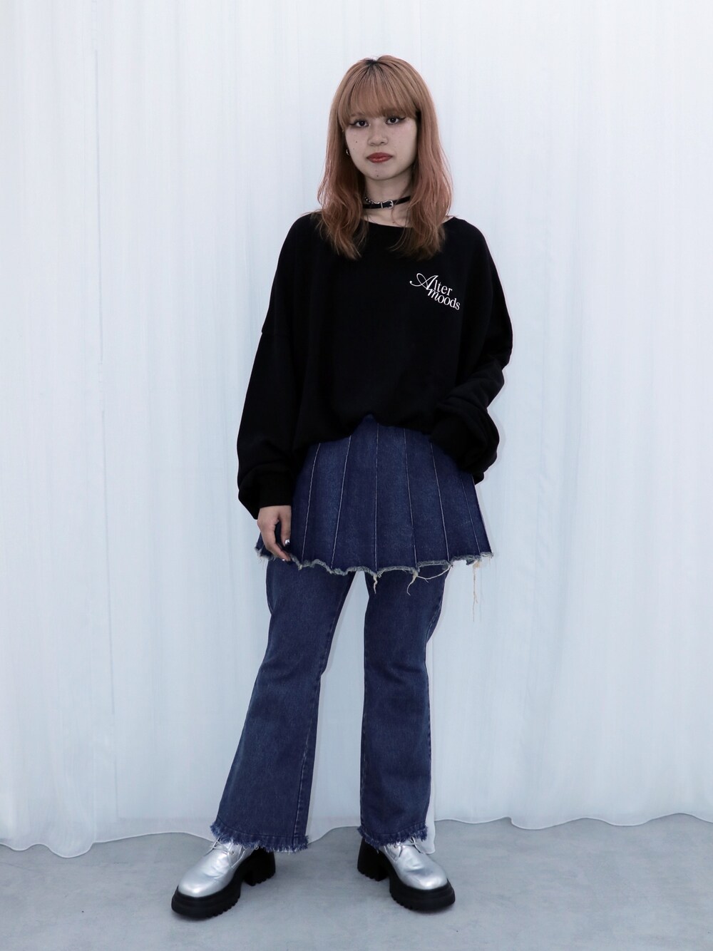ブラック系のスウェット、ブルー系のその他パンツ、シルバー系のブーツを着用したレディースの秋コーディネートの1枚目の写真