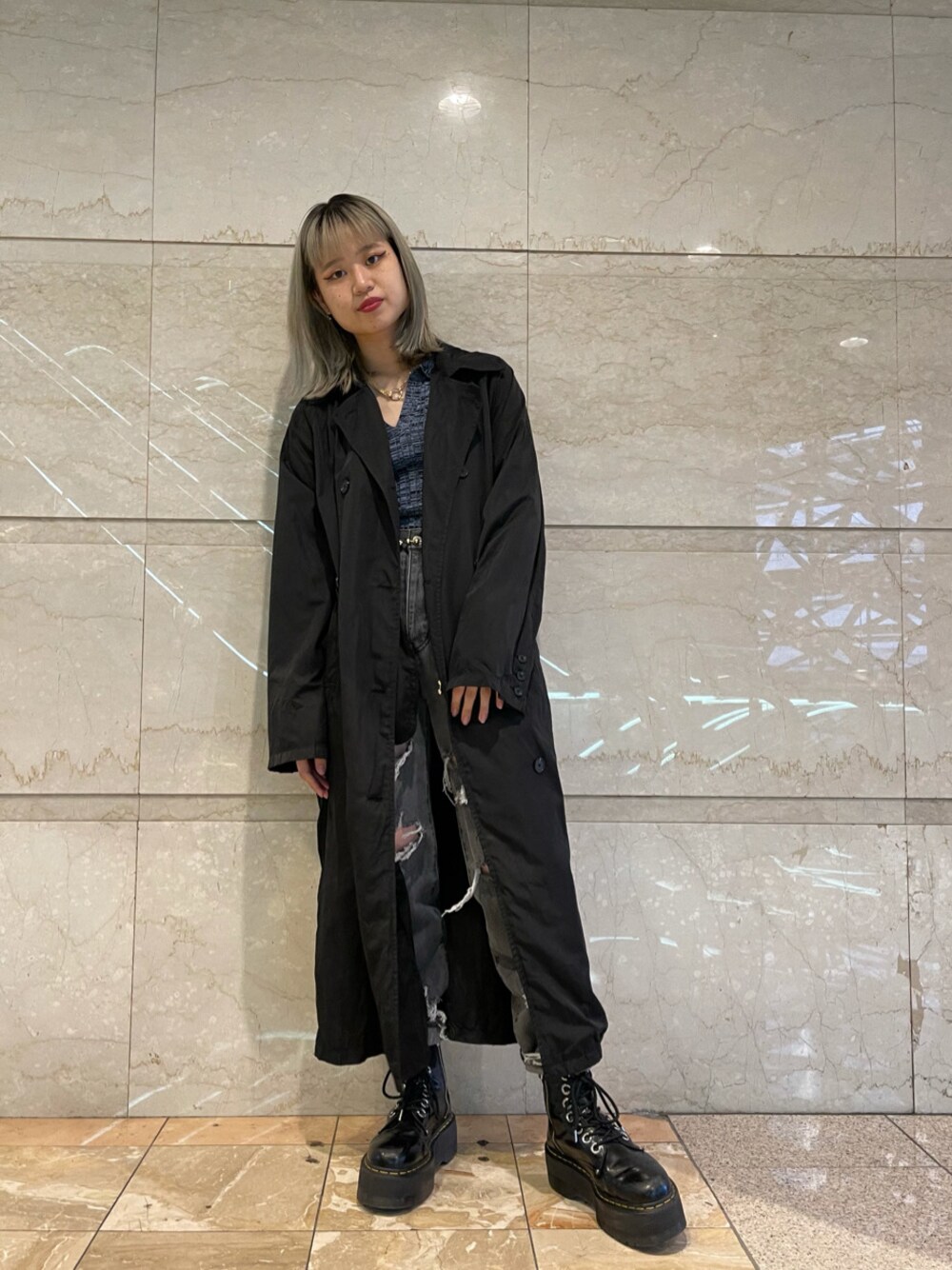 ブラック系のニット/セーター、ブラック系のトレンチコート、ブラック系のデニムパンツを着用したレディースの冬コーディネートの1枚目の写真