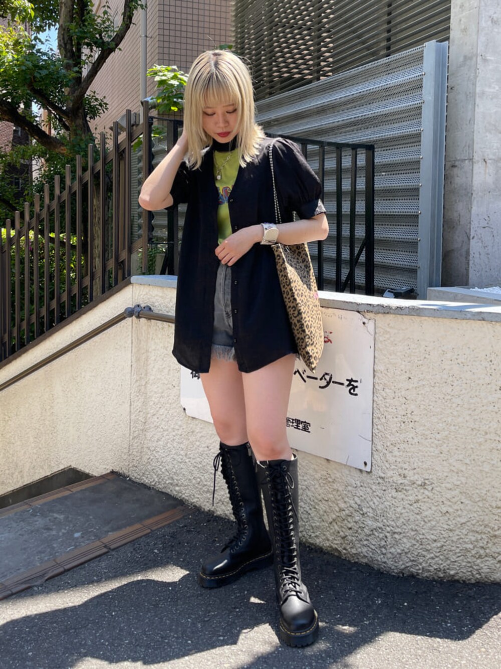 ブラック系のブーツ、その他のトートバッグ、グリーン系のTシャツ/カットソーを着用したレディースの春コーディネートの1枚目の写真