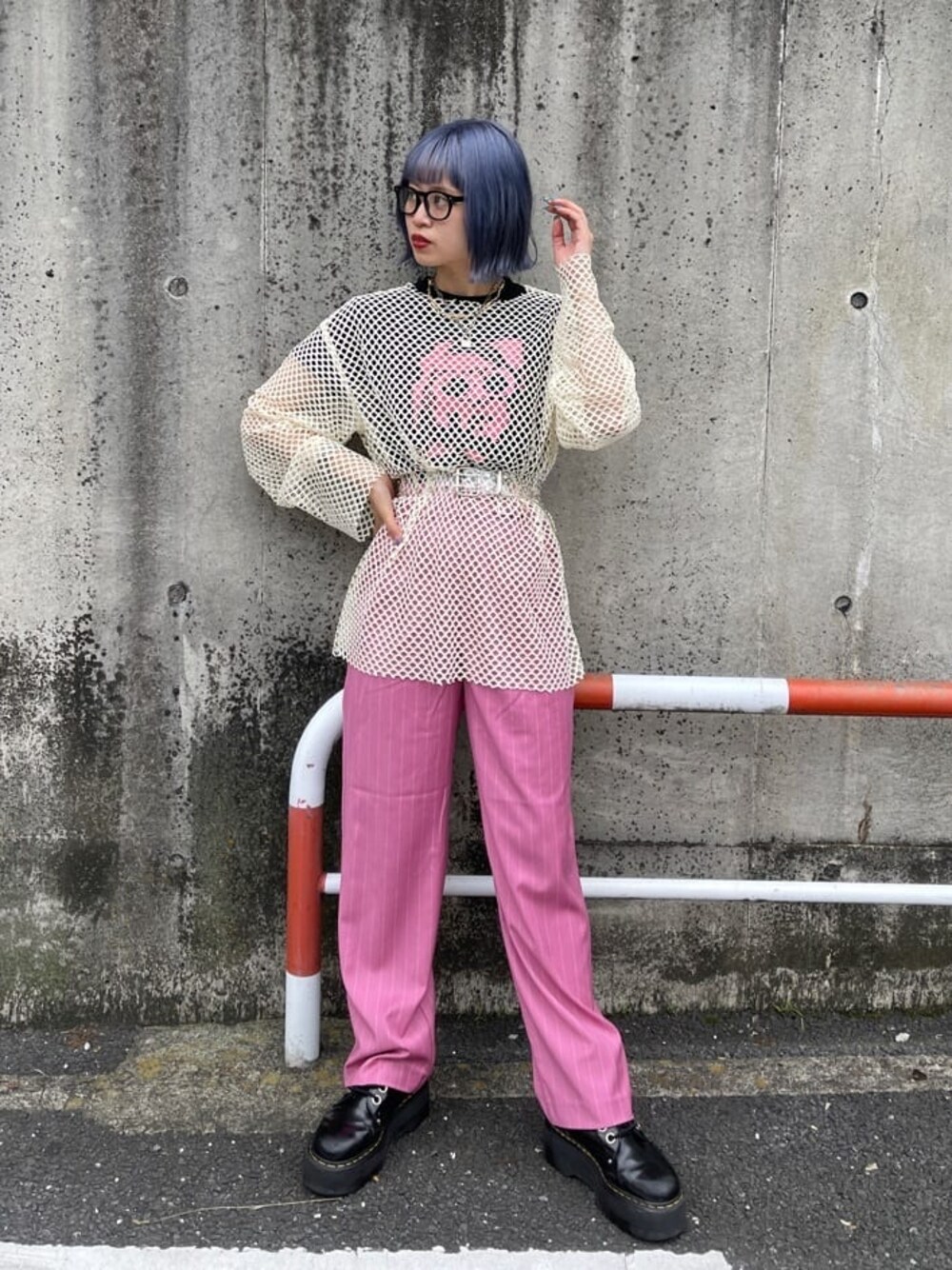 ホワイト系のTシャツ/カットソー、ブラック系のその他シューズ、ブラック系のTシャツ/カットソーを着用したレディースの春コーディネートの1枚目の写真