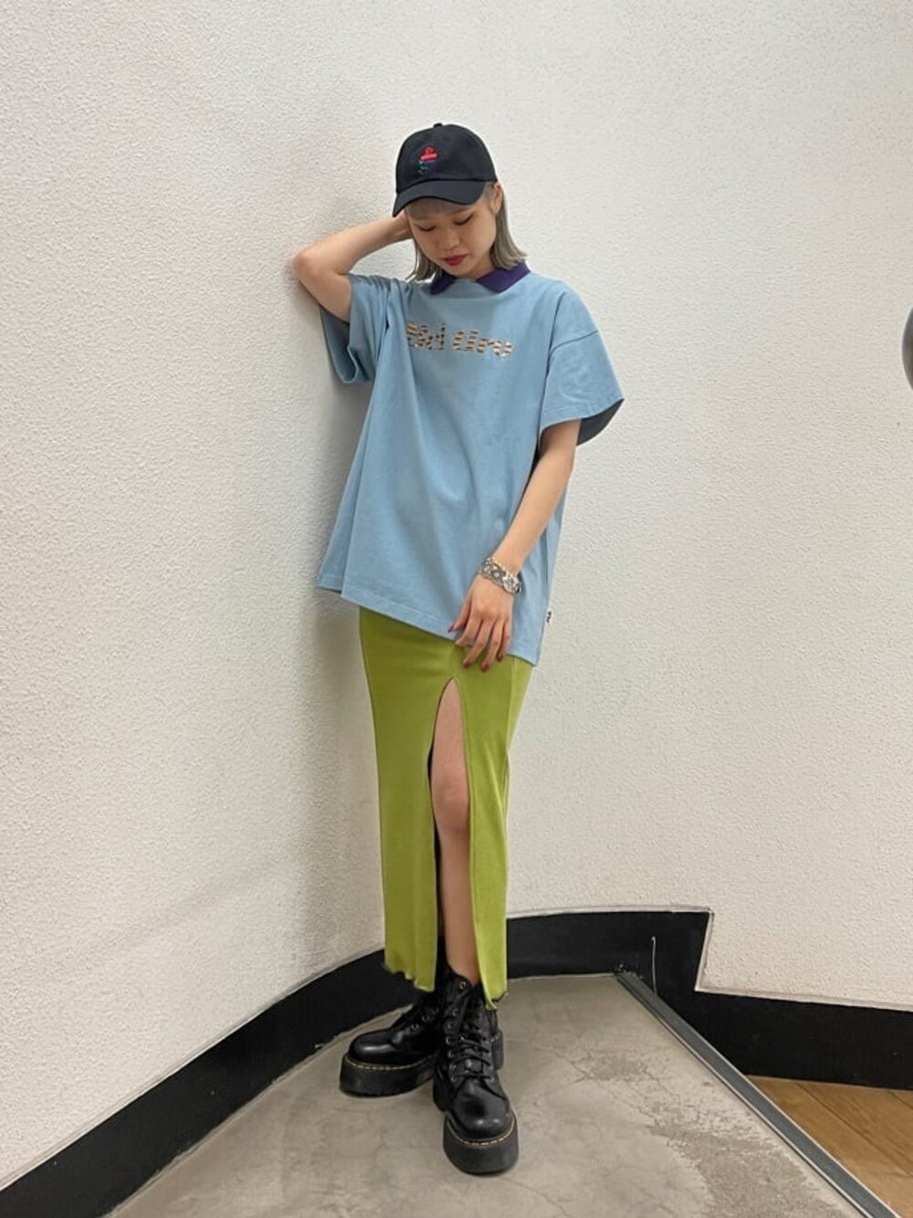 ブラック系のブーツ、グリーン系のワンピース、ブルー系のTシャツ/カットソーを着用したレディースの春コーディネートの1枚目の写真