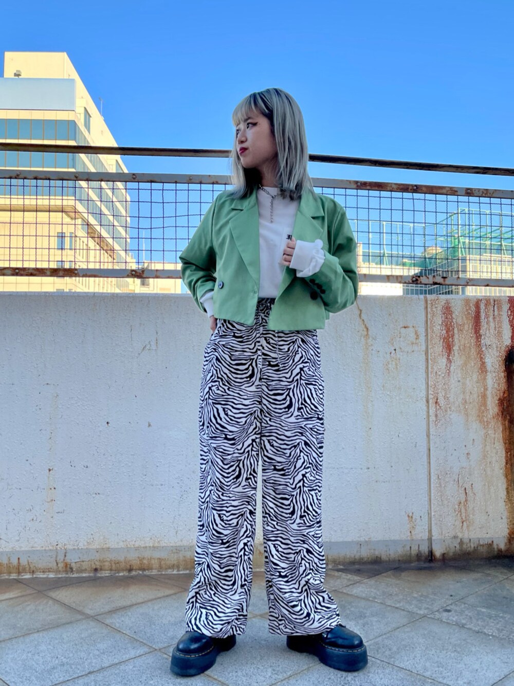 ホワイト系のTシャツ/カットソー、グリーン系のセットアップ、その他のその他パンツを着用したレディースの冬コーディネートの1枚目の写真