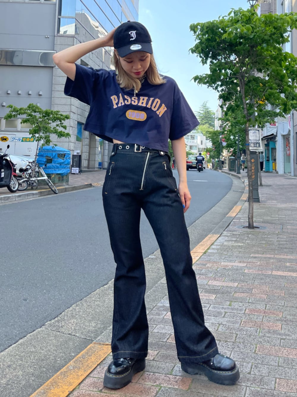 ブルー系のTシャツ/カットソー、ブラック系のデニムパンツ、ブラック系のキャップを着用したレディースの春コーディネートの1枚目の写真