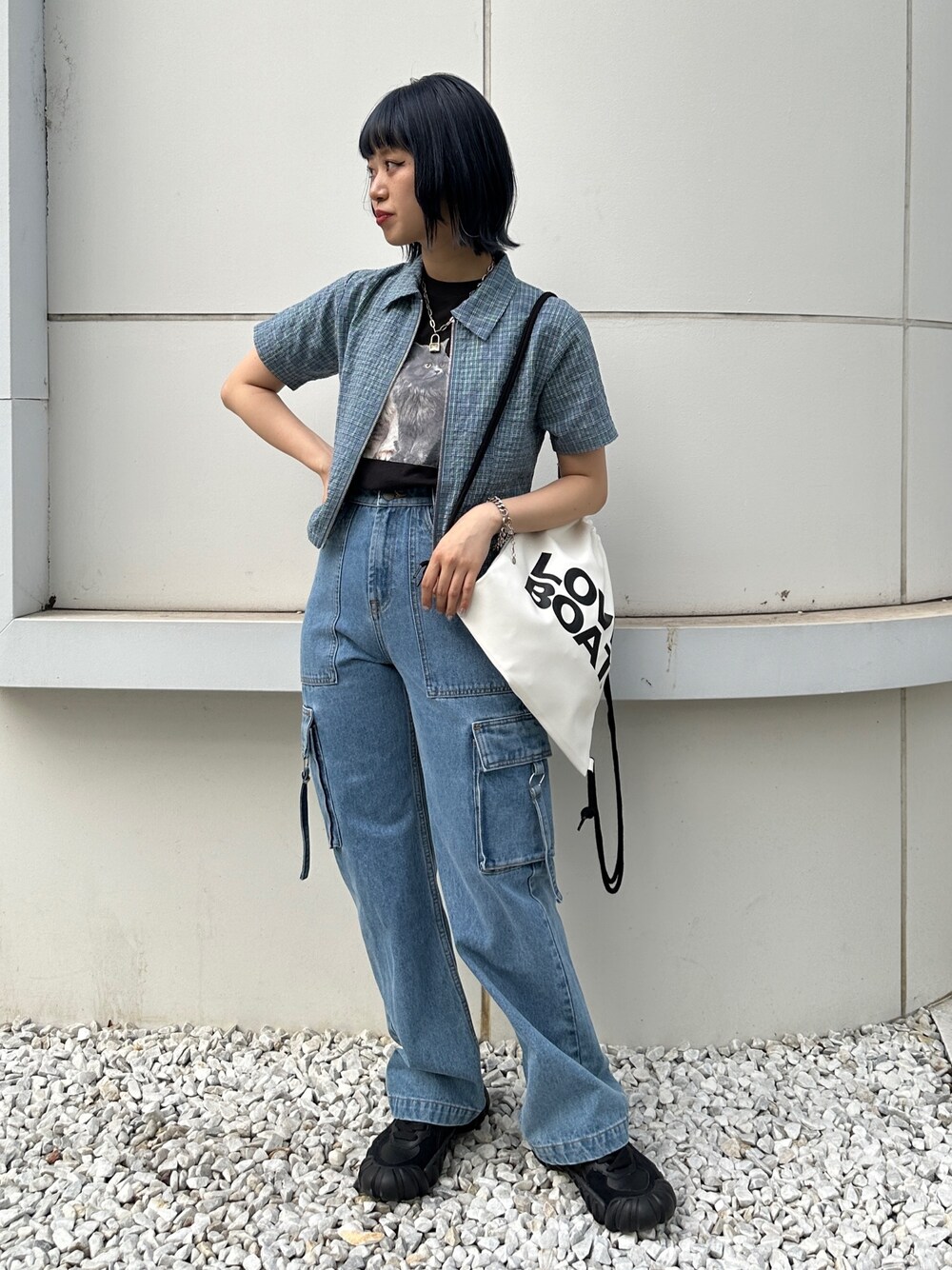 ブラック系のTシャツ/カットソー、ブルー系のシャツ/ブラウス、ブルー系のカーゴパンツを着用したレディースの春コーディネートの1枚目の写真