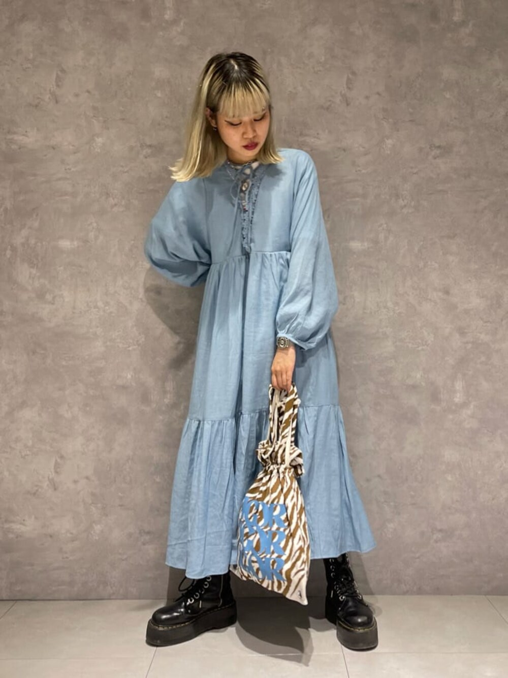 ブラック系のブーツ、ブルー系のワンピースを着用したレディースの夏コーディネートの1枚目の写真