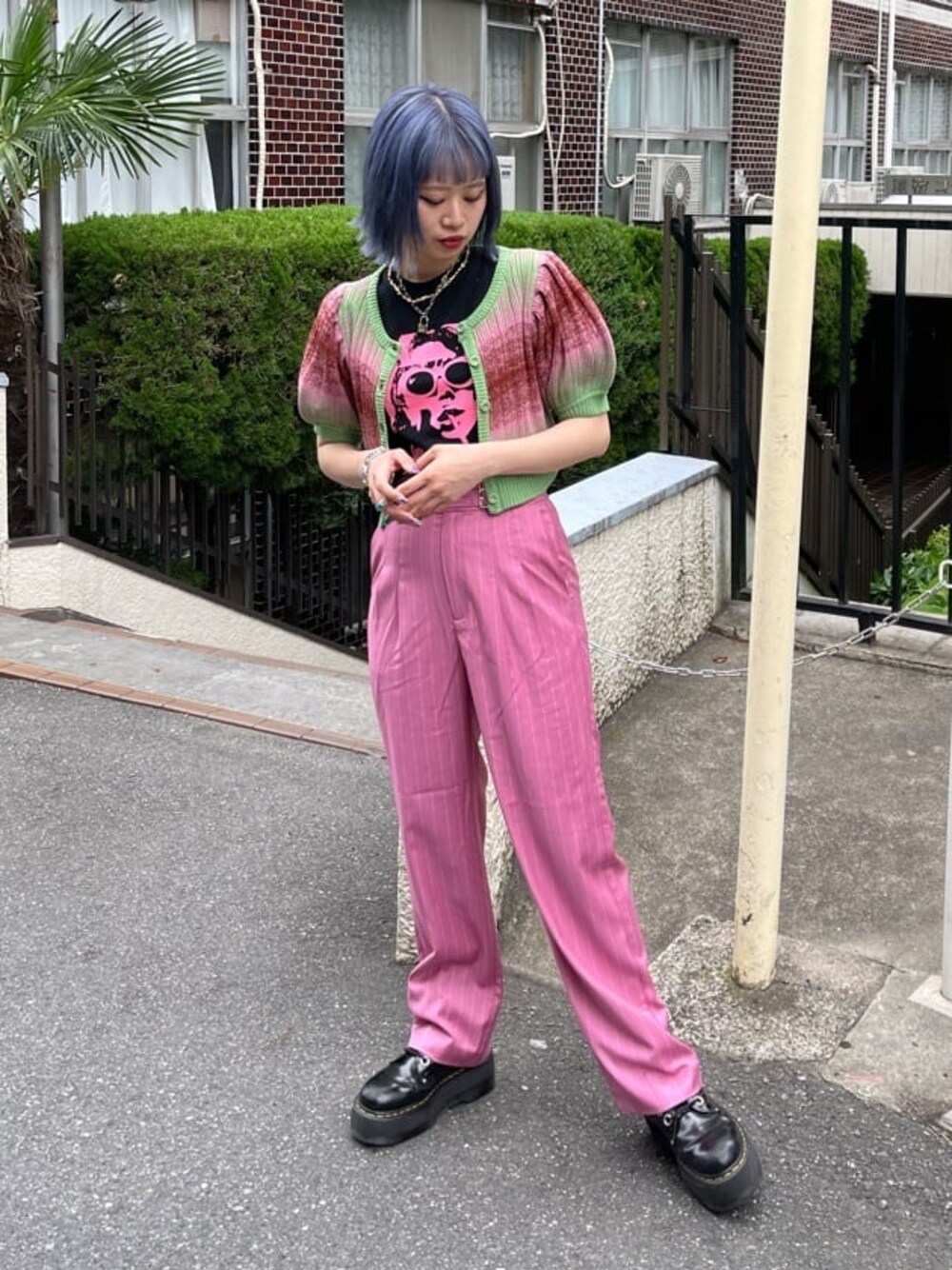 ブラック系のその他シューズ、ブラック系のTシャツ/カットソー、ピンク系のその他パンツを着用したレディースの春コーディネートの1枚目の写真