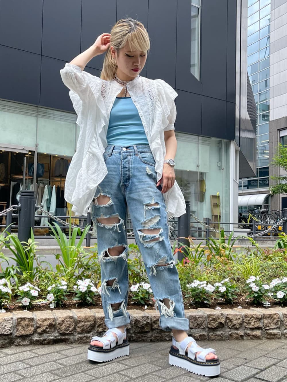 ブルー系のデニムパンツ、ブルー系のキャミソール、ホワイト系のシャツ/ブラウスを着用したレディースの夏コーディネートの1枚目の写真