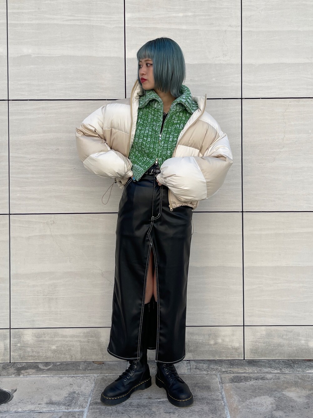 ホワイト系のTシャツ/カットソー、ブラック系のスカート、ブラック系のブーツを着用したレディースの秋コーディネートの1枚目の写真